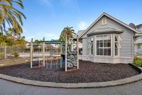 Jandal House - Russell Holiday Home