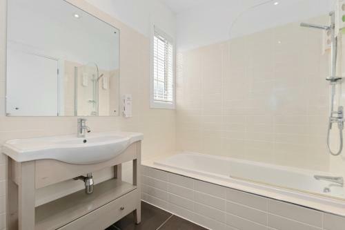 Jandal House - Russell Holiday Home