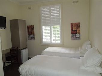 Naughtons Parkville Hotel