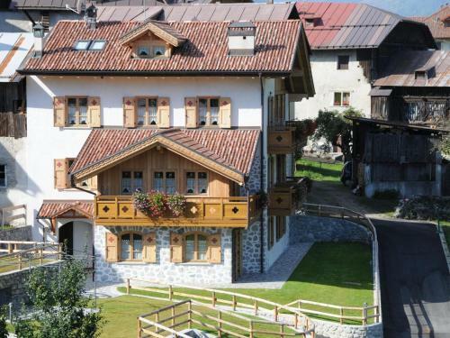 Charming Apartment In Commezzadura With Garden
