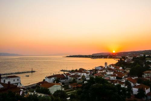 Luxury Hilltop Villa 200m From The Beach