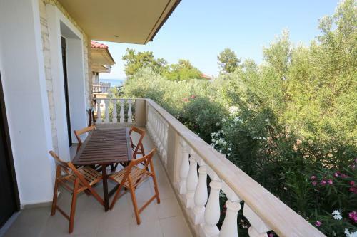 Villa Argo 3 - Beachfront, Big Gardens, Location!