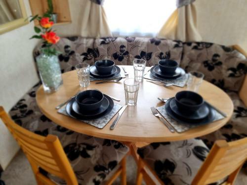 3 Bedroom Sleeps 6 On Coral Beach