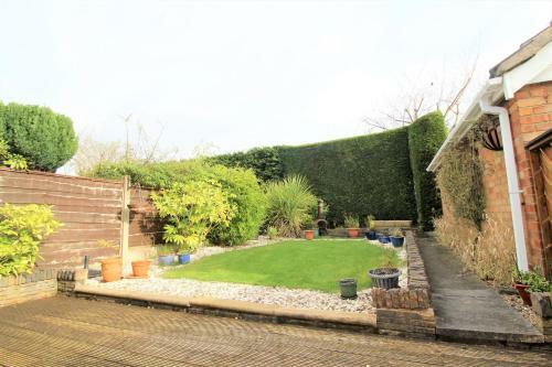 Spacious Bungalow/private Garden-sleeps Up To 6