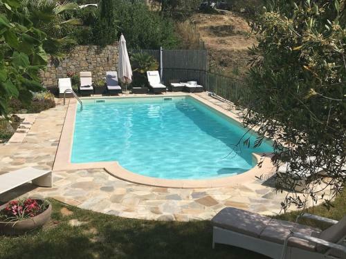 Villa Mit Privaten Schwimmpool Undaussenwhirlpol