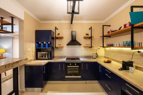 Apartamento Waterfront Designer 2br W Pool Access - 5 Min To Airport