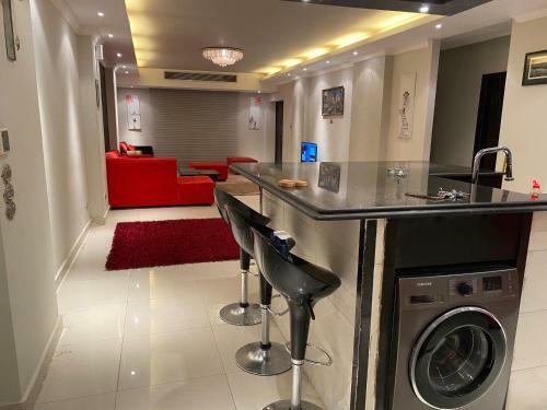Modern Design & Large Apartment In Front Of Giza Pyramids
