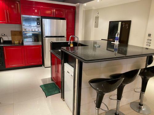 Modern Design & Large Apartment In Front Of Giza Pyramids