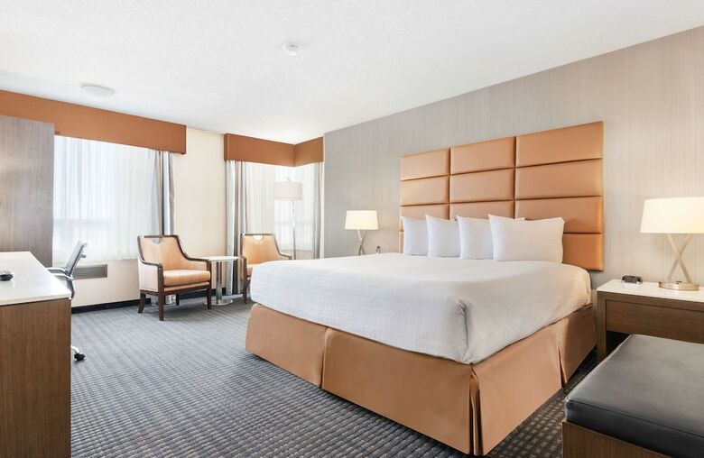Coast Plaza Hotel And Conference Center