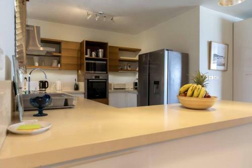 Amaranth Iii: 3 Bedroom Beachfront Apartment With Rooftop Pool