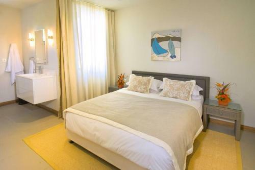 Amaranth I: Three Bedroom Beach Apartment With Rooftop Pool