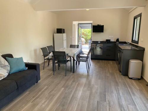 Villa & Bungalow 'coco Des Sables' Les Pieds Dans L'eau