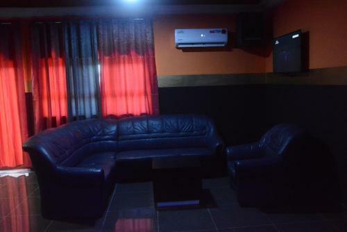 Hotel Royal Blue Guest House & Bar