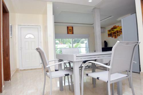 Magnifique Villa Climatis�e Avec Piscine � Warang