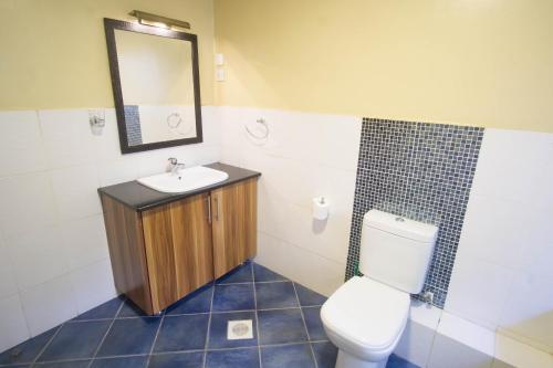 Peaceful, Spacious, Open-plan 2br Apartment Set In Large Mature Garden.