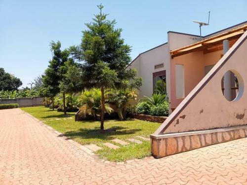 Kinzi Apartments,restaurant And Gardens