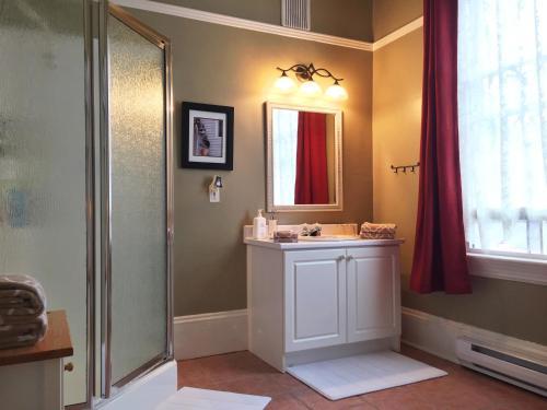Bed & Breakfast At Wit's Inn