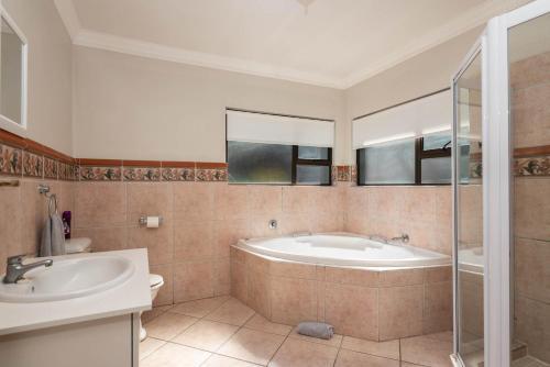 Shangri-la 6 Bedroom Ballito Beachfront Kbw1