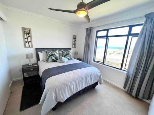 Grace / 2 Bedroom 2 Bathroom Beachfront Apartment