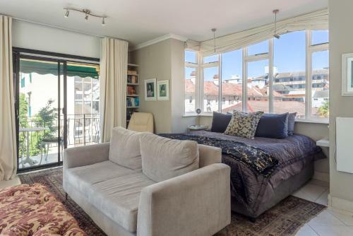 Cosy And Classy Sea Point Apartment