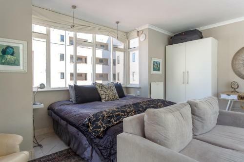 Cosy And Classy Sea Point Apartment