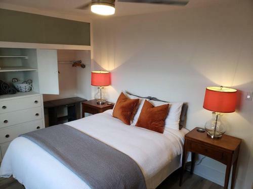 Apartamento The Orange Suite 2br Vintage Vibe, Chefs Kitchen