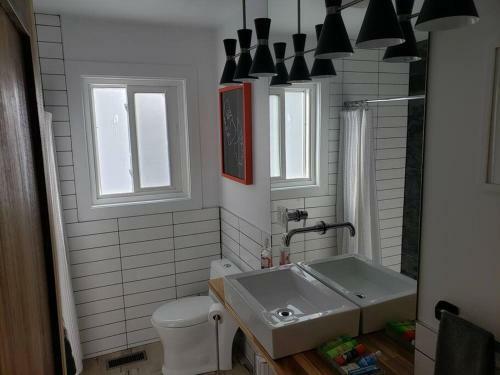 Apartamento The Orange Suite 2br Vintage Vibe, Chefs Kitchen