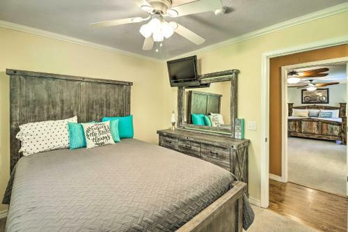 Family-friendly Lakeview Home With Private Yard