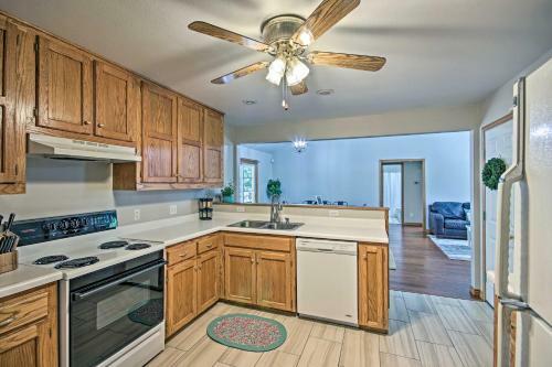 Spacious Rogers House With Beaver Lake Access!