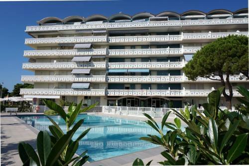Beautiful Beachfront Apartment With Swimming Pool - Great Location