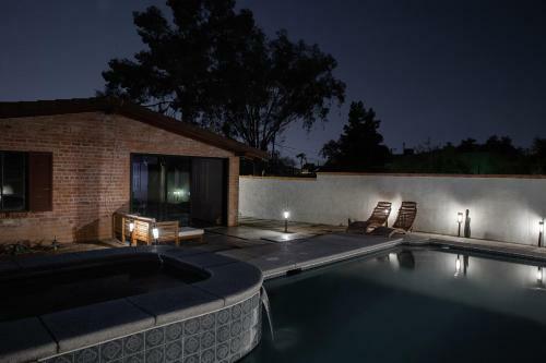 Desert Hues: A Private & Spacious Retreat W/pool
