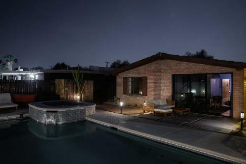 Desert Hues: A Private & Spacious Retreat W/pool