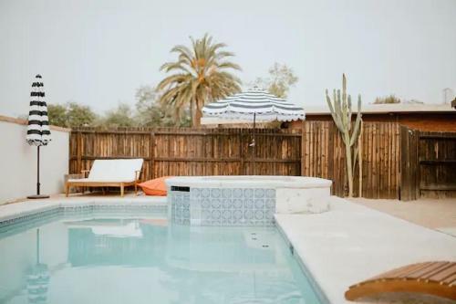 Desert Hues: A Private & Spacious Retreat W/pool