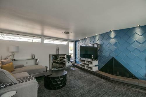 Vintage Charm W Modern Comforts Pool And Hot Tub
