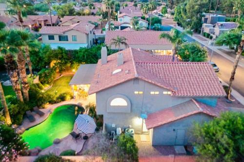 Premier Hosts Present Scottsdale Luxury Oasis With Lagoon Pool