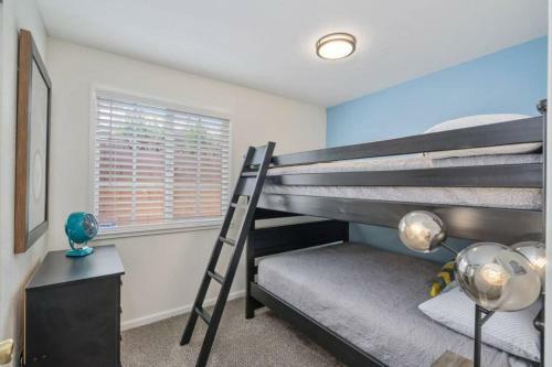 Central 5br Resort Style Retreat W/pool, Game, & Bbq