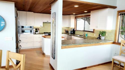 New Sea-renity Wide Ocean Views, Fireplace And Spa