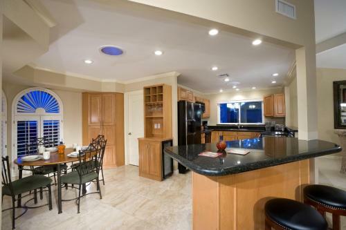 Super Private Backyard With Putting Green Private Pool & Spa