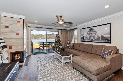 029 - Lakefront Luxury