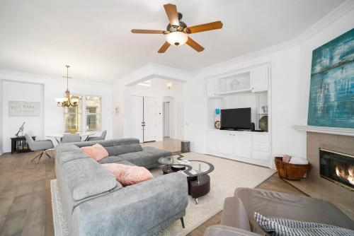 Villa With Private Pool And Jacuzzi Gameroom Walk To Festivals