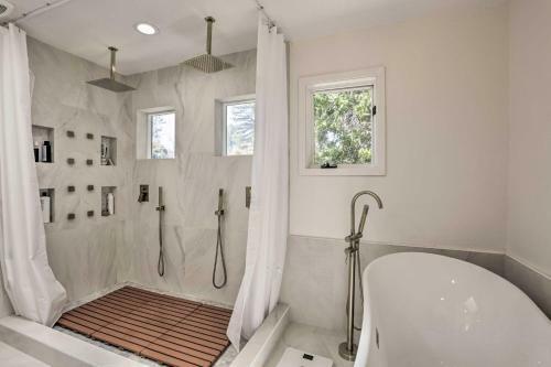 Luxury Mountain View Retreat Central Location!