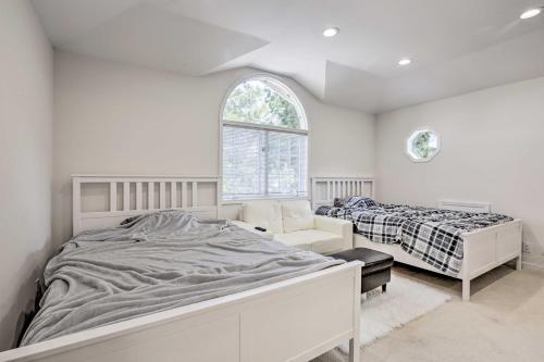 Luxury Mountain View Retreat Central Location!