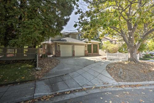 Luxury Mountain View Retreat Central Location!