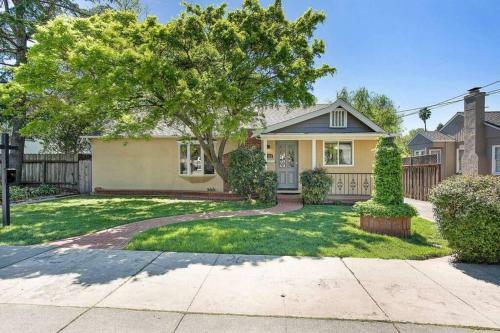 3 Bed 3 Bath Heated Pool Hot Tub Downtown