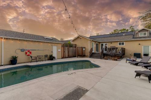 3 Bed 3 Bath Heated Pool Hot Tub Downtown