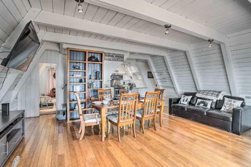Two Bears Retreat - Scenic Cabin With Views!