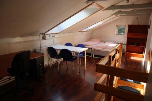 Hostal Rooms In Quiet Yellow Courtyard Apartment