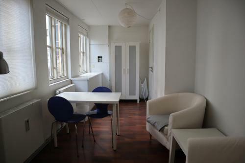 Hostal Rooms In Quiet Yellow Courtyard Apartment