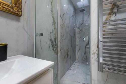 Deluxe 2bdr Apartment In Carcavelos By Lovelystay