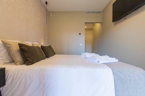 Deluxe 2bdr Apartment In Carcavelos By Lovelystay